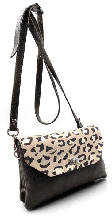 BOLSITO BANDOLERA PIEL CREMALLEERA Y SOLAPA LEOPARD 20X13 N | CARAMELO Imagen principal del producto