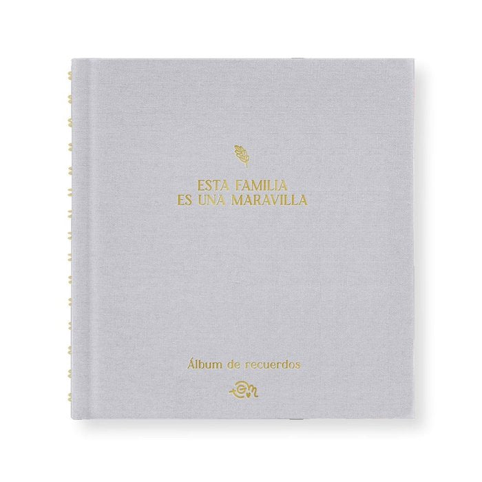 ALBUM FOTOS ENTELADO GRIS - ESTA FAMILIA ES UNA MARAVILLA | 1 UNIDADES | (THE GREAT MOUSTACHE) Imagen principal del producto