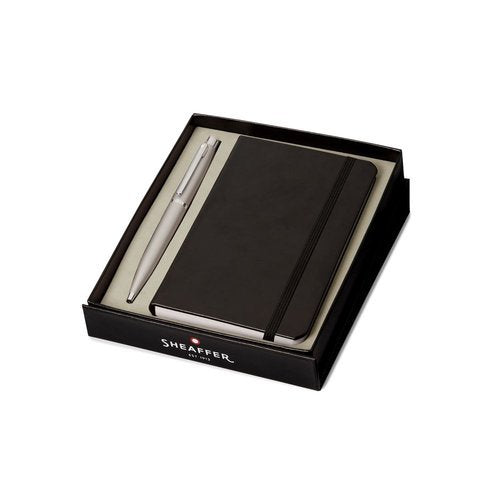 JUEGO BOLIGRAFO 9400 PLATEADO ESTROBOSCOPICO + CUADERNO A6 | SHEAFFER | 1 UNIDAD | 8088872052008 Imagen principal del producto