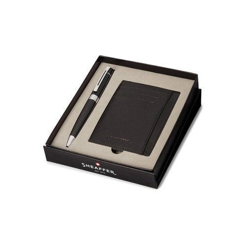 JUEGO BOLIGRAFO 9312 LACA NEGRA Y CROMO + TARJETERO DE PIEL | SHEAFFER | 1 UNIDAD | 8088874769904 Imagen principal del producto
