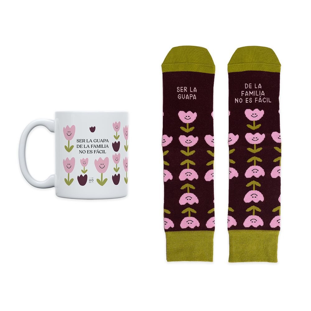 KIT TAZA + CALCETINES SER LA GUAPA DE LA FAMILIA NO ES FACIL | UO | 1 UNIDAD | 8435449360842 Imagen principal del producto
